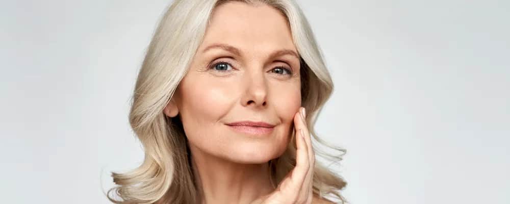 Podkład do cery dojrzałej: Ranking i porady jak odjąć lat