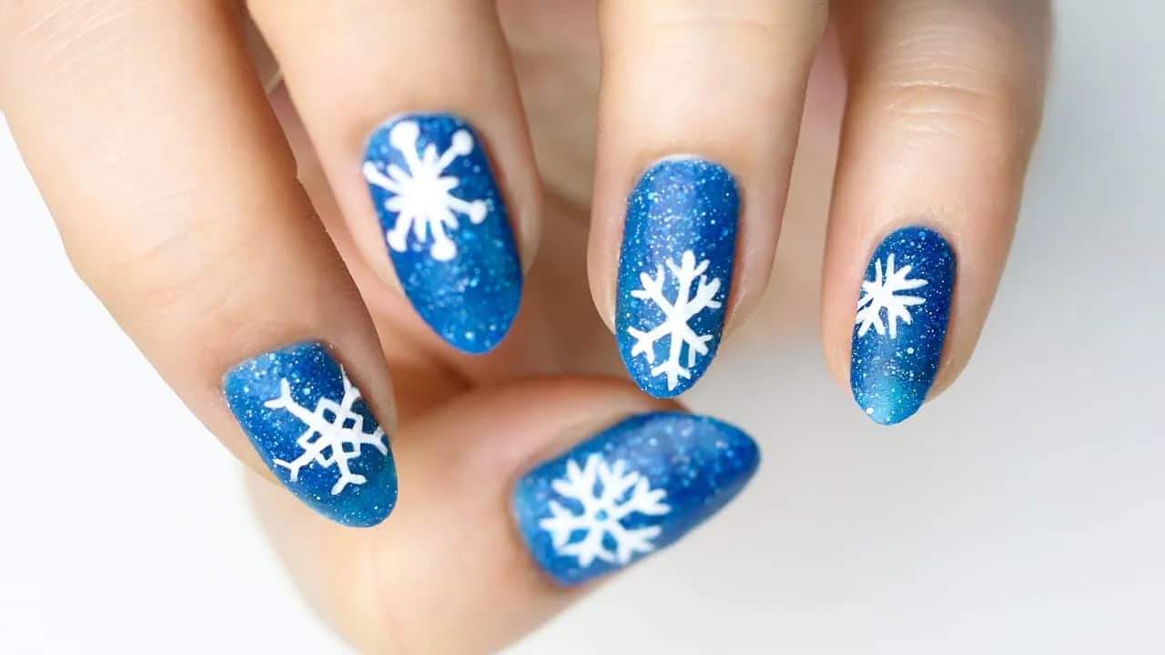 Śnieżynki na paznokciach: prosty poradnik krok po kroku