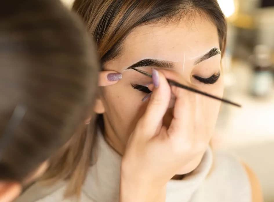 Ile kosztuje henna brwi i rzęs? Cennik 2024 (Salon vs. Dom)