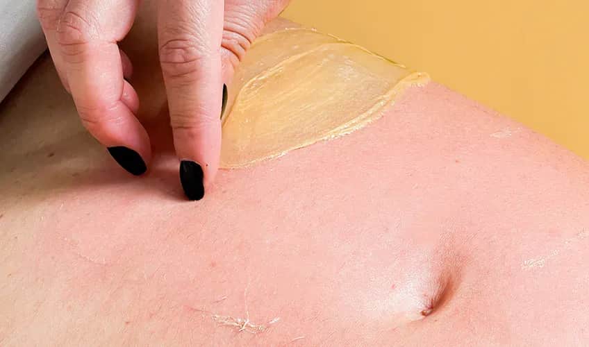 Jak zmyć wosk po depilacji? Szybkie i bezpieczne metody