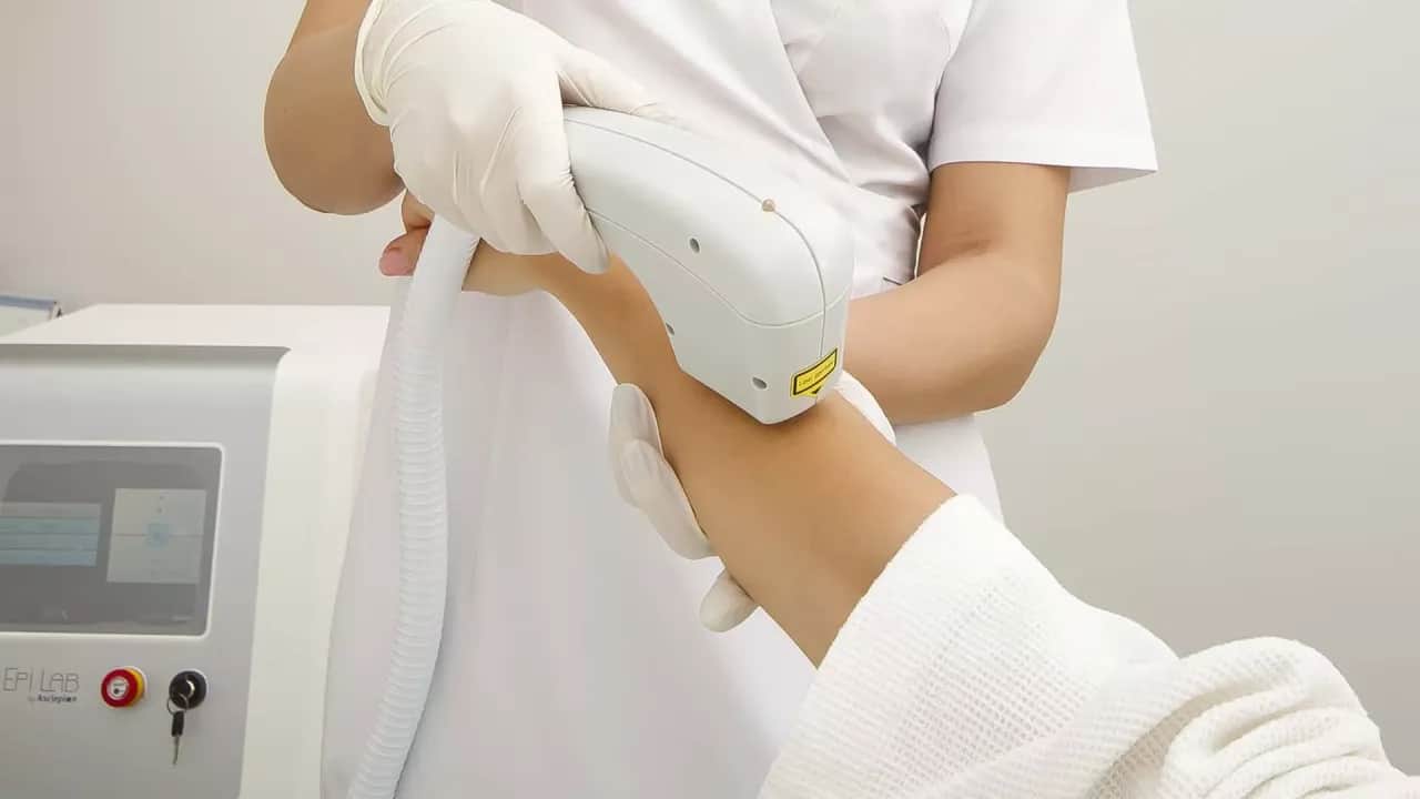 Depilacja laserowa: Czy boli? Sprawdź, jak zminimalizować ból