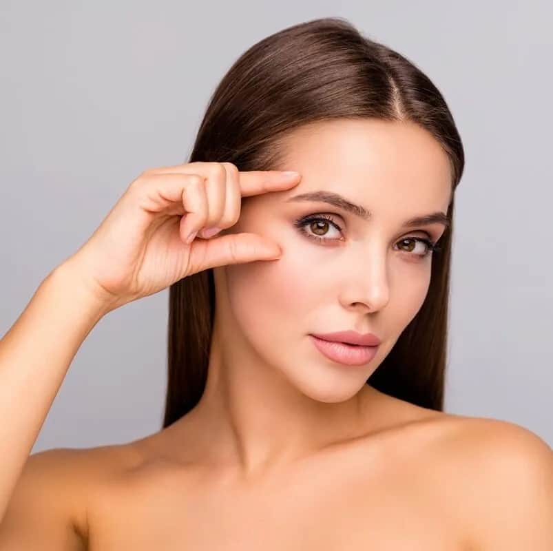 Jak utrwalić makijaż? Sprawdzone sposoby, triki i kosmetyki